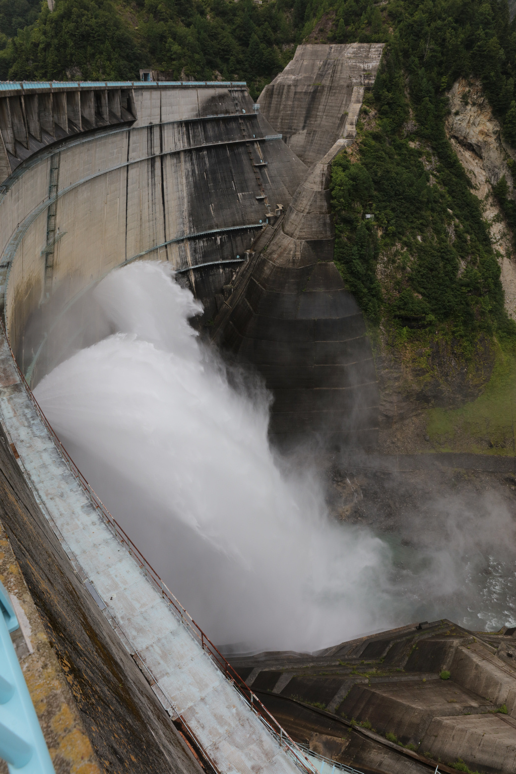 黒部ダム観光放水 2015(右岸側から)
