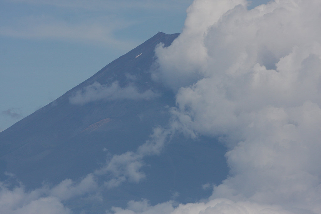 山頂から望む富士山頂